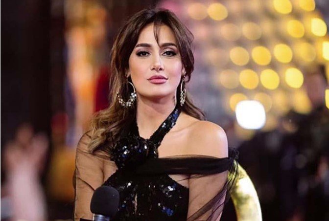 حلا شيحة تعتذر لـ”فناني مصر” بعدما وصفت الفن بـ”الحرام”