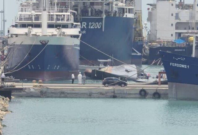 سفينة إيرانية تتعرض لحادث في ميناء بندر عباس