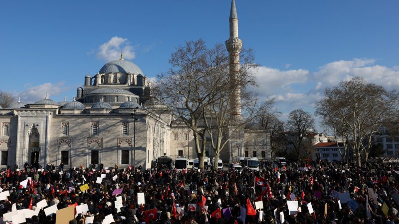 المعارضة التركية: 300 ألف شخص يطالبون بالإفراج عن إمام أوغلو